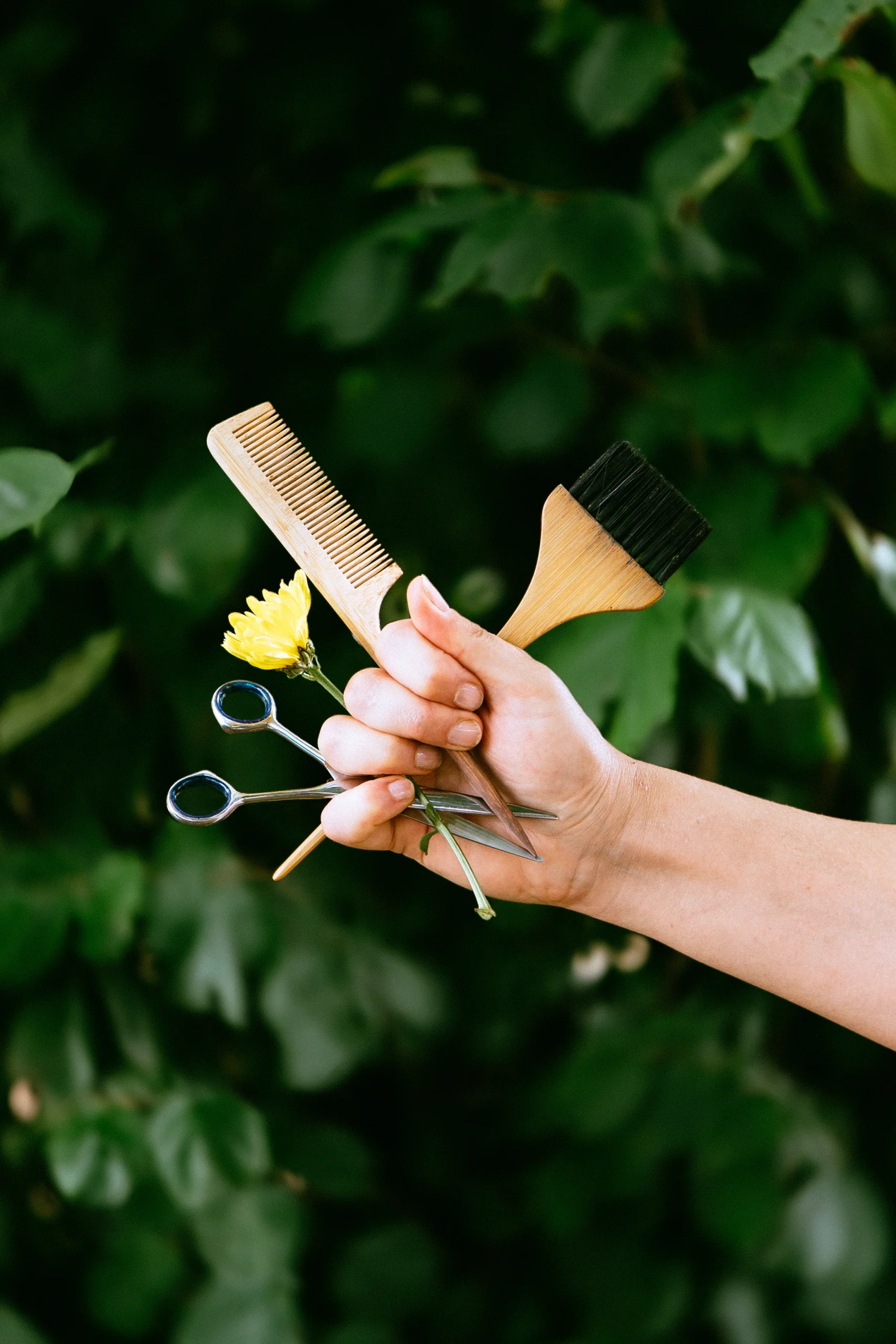 Photo des outils pour une coiffeuse peigne ciseaux pinceau naturel