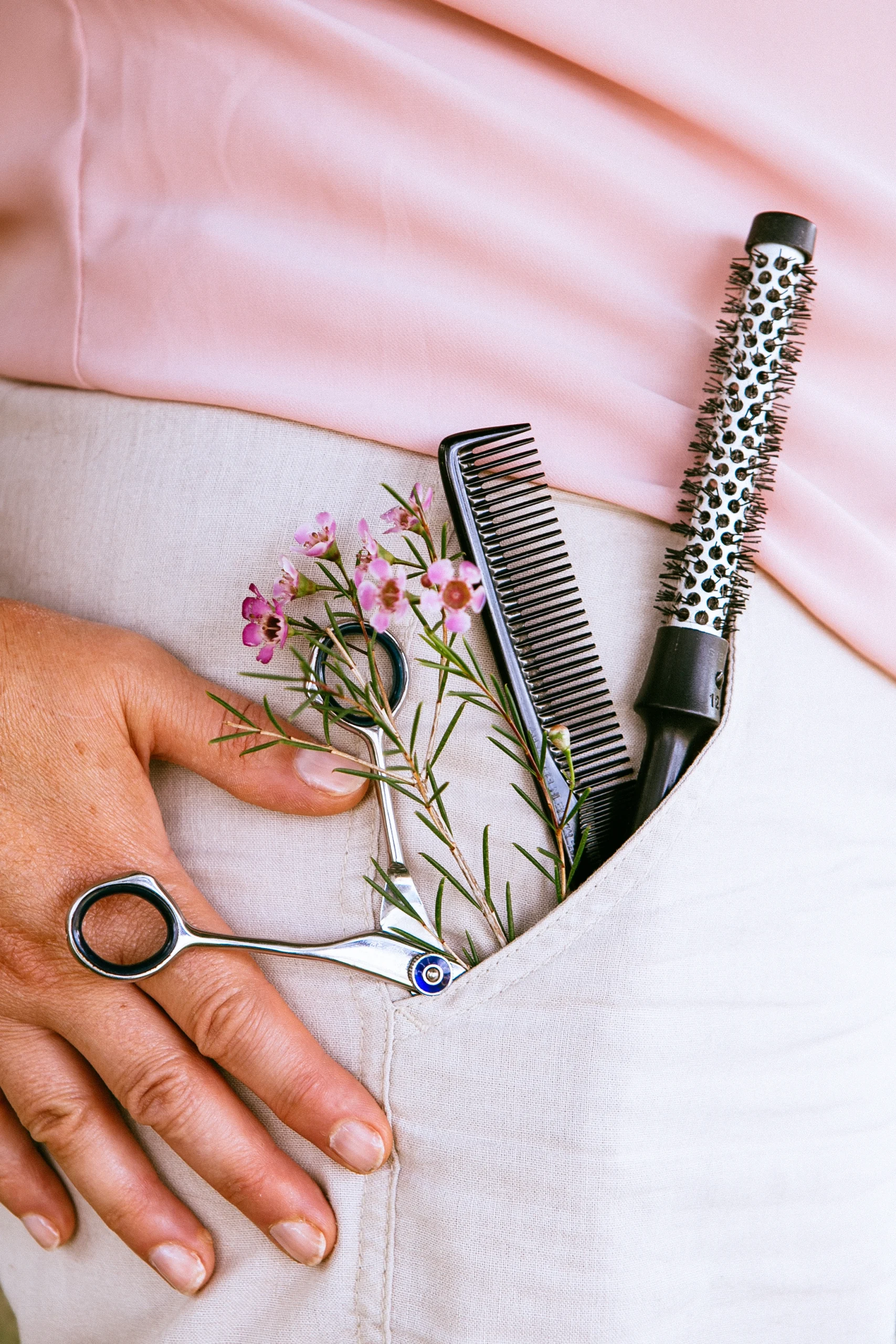 Photo Outils de la coiffeuse ciseaux peigne brosse