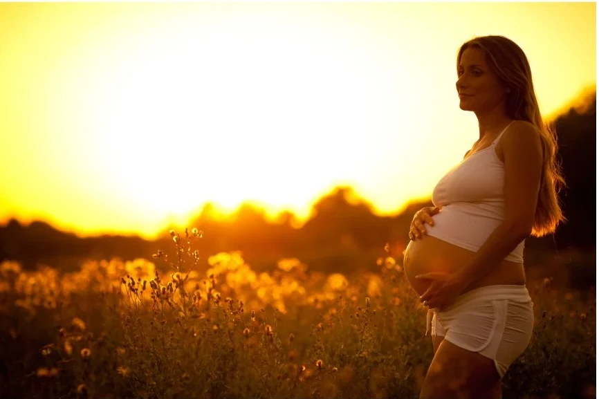 Femme enceinte au coucher de soleil, conférence santé environnementale futurs parents, jeunes parents Pau